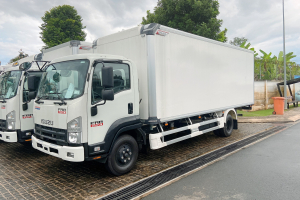 Xe tải isuzu FRR 650 thùng Quyền F1 2021